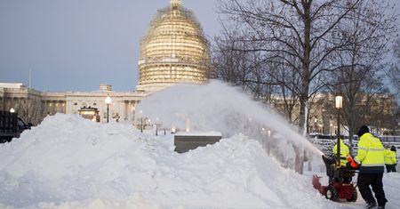 Po śnieżycy wznowiono w Nowym Jorku ruch samochodowy. 19 ofiar śmiertelnych na wschodzie USA