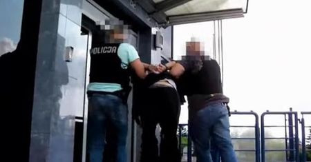 Włamał się do domu w Odolanowie i pobił kobietę szachownicą, bo potrzebował pieniędzy na dopalacze. Teraz grozi mu 12 lat więzienia