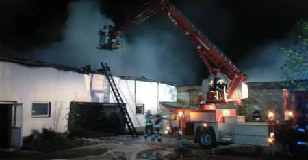 Strażacy całą noc walczyli z pożarem stolarni w Barchlinie