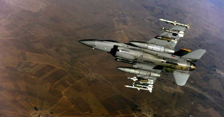 Wojna z ISIS poważnie uszczupliła zapasy bomb lotnictwa USA. A jeszcze muszą ratować sojuszników "pożyczając" im amunicję