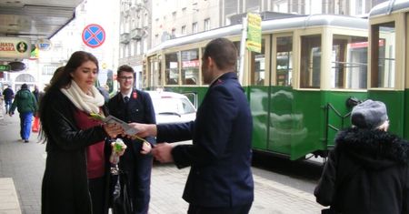 Po Poznaniu kursował tramwaj z tulipanami dla wszystkich pań