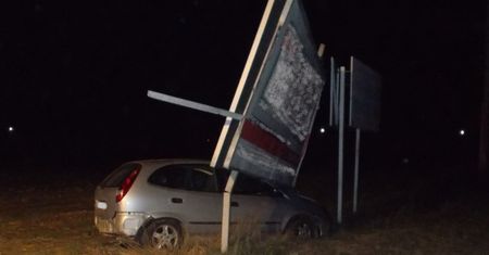 Nie żyje kierowca nissana, który w Koninie uderzył w przydrożną reklamę