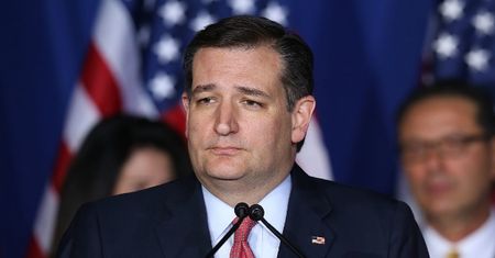 Clinton liderką sondaży. Trumpa poparł rywal z prawyborów