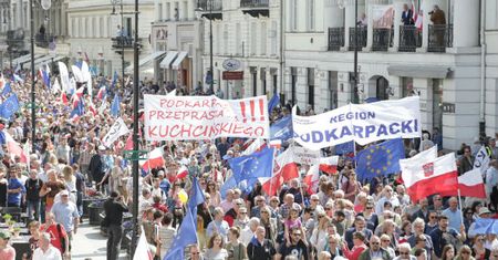 Financial Times o Polsce: UE musi postawić się antyliberalnej demokracji