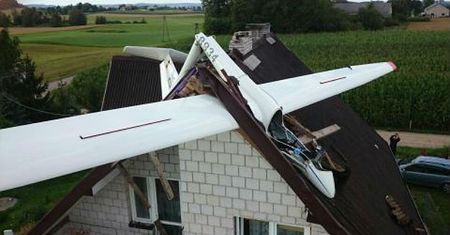 Wypadek szybowca na Podlasiu. Maszyna wbiła się w dach budynku