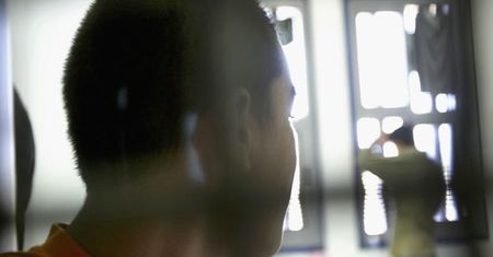 Tysiące dzieci trafiają za kraty. HRW o nadużyciach wobec nieletnich w regionach objętych konfliktami