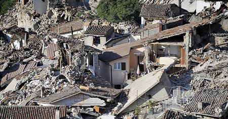 Miejscowość Pescara del Trono po katastrofalnym trzęsieniu ziemi we Włoszech. Zdjęcia z drona
