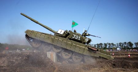 "Gra w karuzelę" - sprytna taktyka wojsk pancernych Rosji tchnęła nowe życie w czołgi T-72