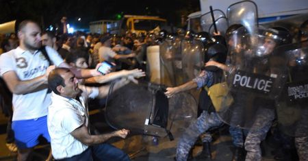 Armenia: aresztowania demonstrantów po gwałtownych starciach z policją