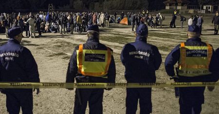 HRW: węgierscy policjanci i żołnierze pobili grupę imigrantów