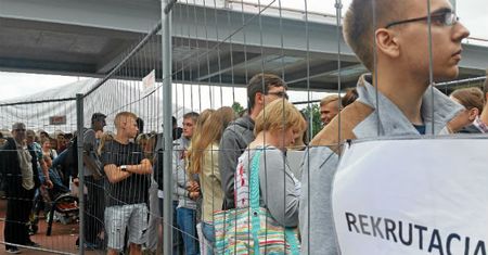 Za czym kolejka ta stoi? PRL-owskie rozwiązania wróciły w kolejce po indeks na poznańskiej AWF