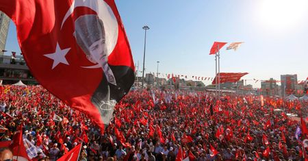 Turcja: setki tysięcy ludzi demonstrowały na placu Taksim w Stambule