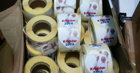 Światowe Dni Młodzieży. Do Krakowa zjeżdżają pielgrzymi z całego świata. Policjanci przestrzegają przed fałszywymi wolontariuszami