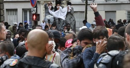 Francja: ewakuowano nielegalne obozowisko migrantów na północy Paryża. Użyto pałek i gazu łzawiącego