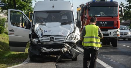 Wypadek na S7 w Grzędach. 1 osoba nie żyje, 33 poszkodowanych