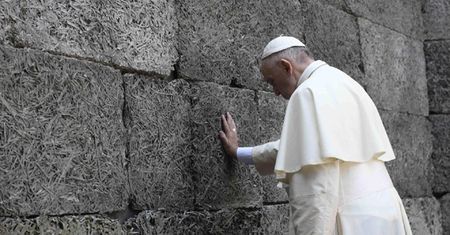 Niemiecka prasa o milczeniu papieża w Auschwitz: godna forma hołdu