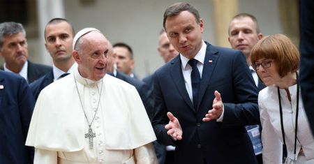 "Bura od papieża może być dla polskiego rządu niebezpieczna" - pisze "Süddeutsche Zeitung".
