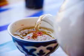 Dwa kubki dziennie chronią przed chorobą stawów? Herbaty, po które powinni sięgać chorzy na RZS