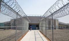 USA: bunt więźniów w zakładzie karnym, strażnicy i terapeuta zakładnikami