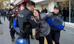 Turcja: obławy na policjantów i cywili