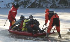 Banie: jeździli quadem po zamarzniętym jeziorze. Znaleziono zwłoki 48-latka