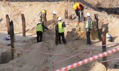 W Poznaniu przy budowie parkingu natrafiono na fragmenty średniowiecznej fosy