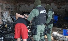 Policja zatrzymała podejrzanych o podłożenie bomb w miejscowościach pod Poznaniem