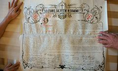 Znaleźli ponad 100-letni list podczas remontu kościelnej wieży w Krakowie