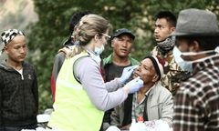 Polscy lekarze z pomocą w Nepalu: ciągle brakuje leków i środków opatrunkowych