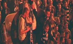 Uszkodzili wóz TVP w trakcie fety kibiców Lecha w Poznaniu. Policja publikuje twarze sprawców