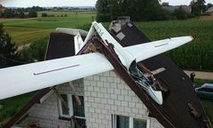 Wypadek szybowca na Podlasiu. Maszyna wbiła się w dach budynku
