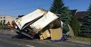 Ciężarówka ścięła przystanek autobusowy i dwie posesje - poważny wypadek w Nowym Brzesku