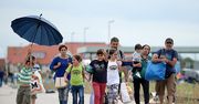 Kolejni imigranci idą na piechotę z Budapesztu do Wiednia