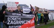 Protest przeciwko zakazowi aborcji w tle procesji z okazji 1050-lecia Chrztu Polski