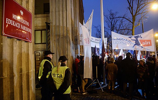 Przed siedzibą MEN pikieta przeciw reformie edukacji