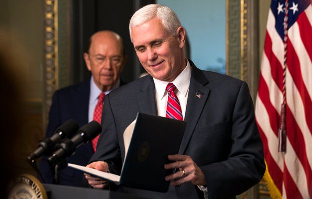 Wiceprezydent USA Mike Pence odrzuca oskarżenia o hipokryzję