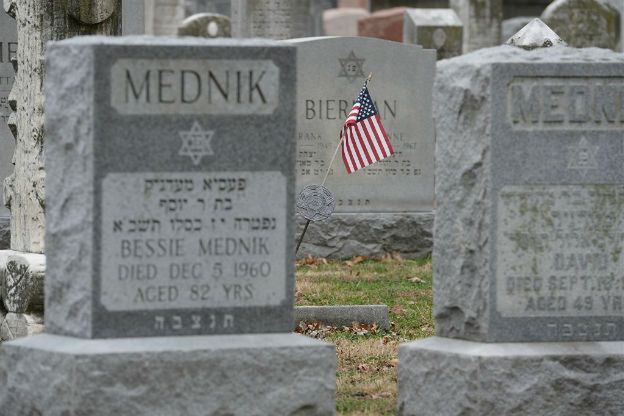 Muzułmanie i żydzi w USA remontują zdewastowany cmentarz. Połączył ich strach o przyszłość
