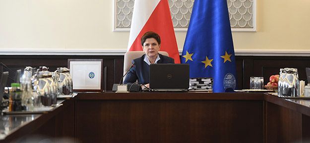 Beata Szydło podsumowała rok rządów. "Rząd służy przede wszystkim Polakom"