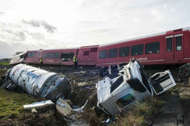 Holandia: zderzenie pociągu z cysterną z mlekiem. Kilkadziesiąt osób rannych