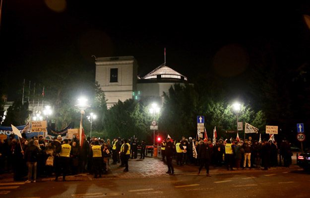 Spontaniczny protest. Tłum przed budynkiem sejmu