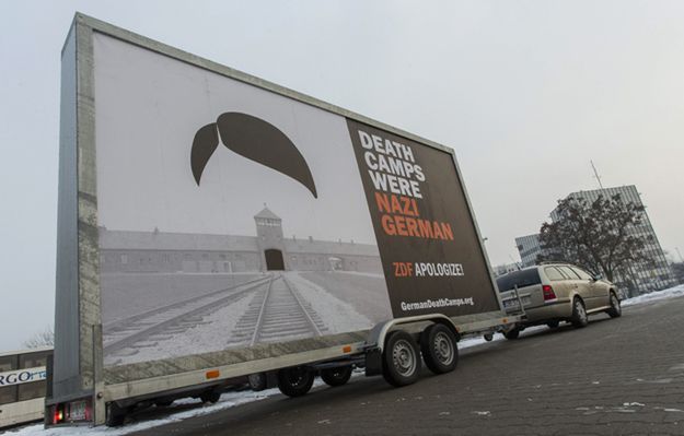 Mobilny billboard z napisem "Death Camps Were Nazi German" zatrzymany przez niemiecką policję