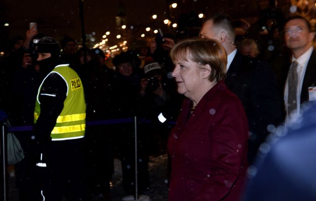 Merkel spotkała się z Kaczyńskim w Bristolu. Przed hotelem transparent "ein Kaczyński - nie"