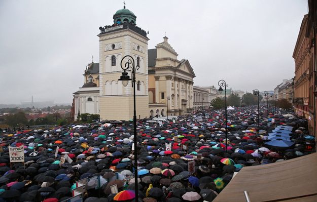 "Czarny poniedziałek". Na manifestacji w Warszawie - ok. 30 tys. osób