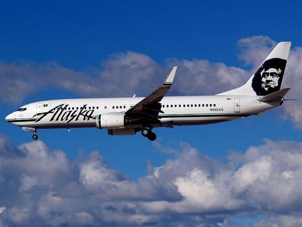 Awaryjne lądowanie samolotu Alaska Airlines. Pasażer chciał wysiąść podczas lotu