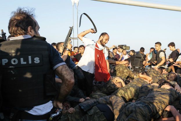 Quo vadis, Turcjo? Miesiąc po próbie puczu przez kraj wciąż przetacza się fala represji