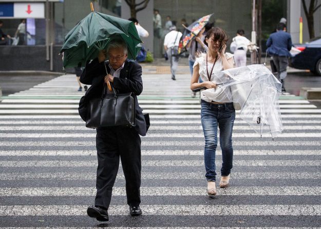 Tajfun Mindulle zaatakował wschodnią Japonię. Odwołano setki lotów