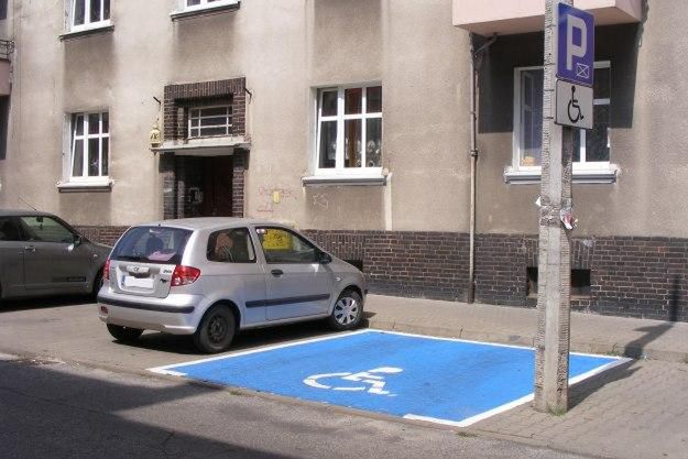 Miejsca parkingowe dla niepełnosprawnych w Poznaniu oznaczone jaskrawą farbą