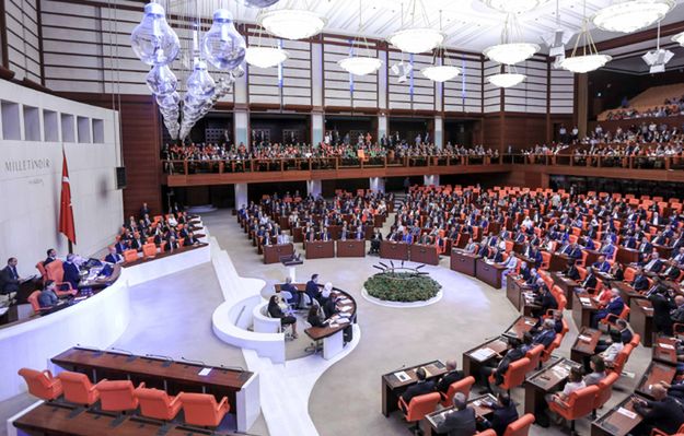 Nadzwyczajne posiedzenie parlamentu Turcji. "To nie byli żołnierze, to terroryści"