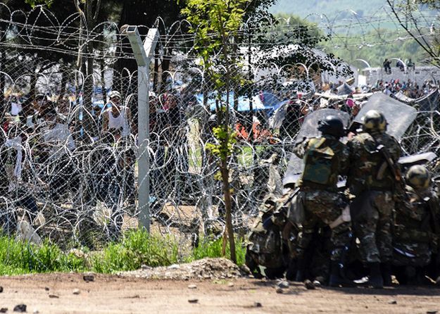 Starcia policji z imigrantami na granicy grecko-macedońskiej. 260 osób rannych