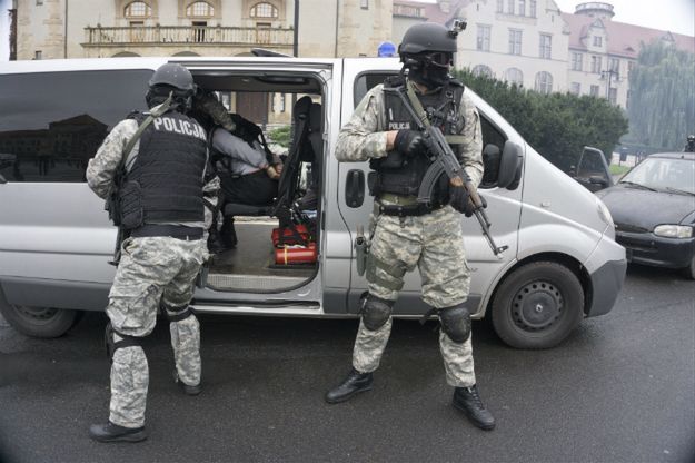 Sondaż CBOS o obawach Polaków przed atakami terrorystycznymi. 59 proc. ocenia, że możliwe jest zagrożenie terroryzmem w kraju